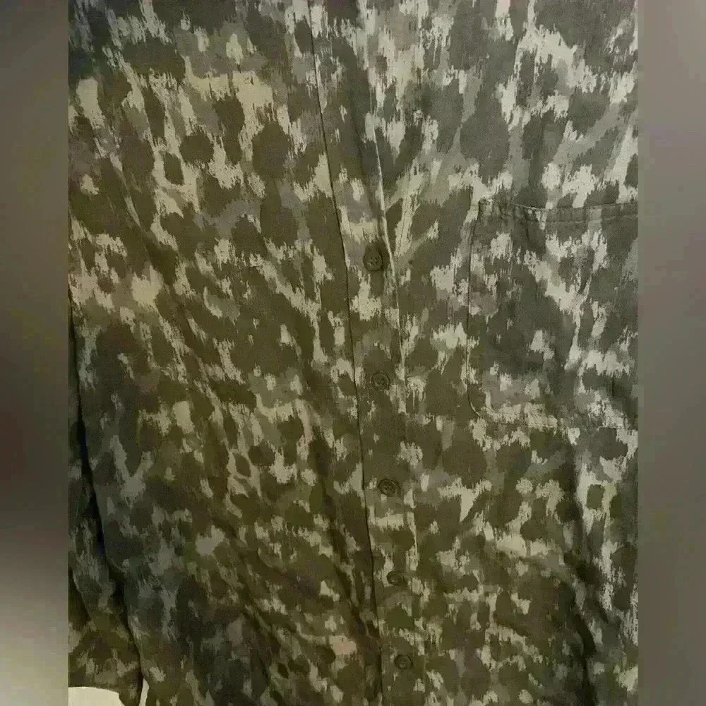 Cloth & Stone Button down Shirt Grey Animal Print Abstract Womens Size Medium - Picture 7 of 8